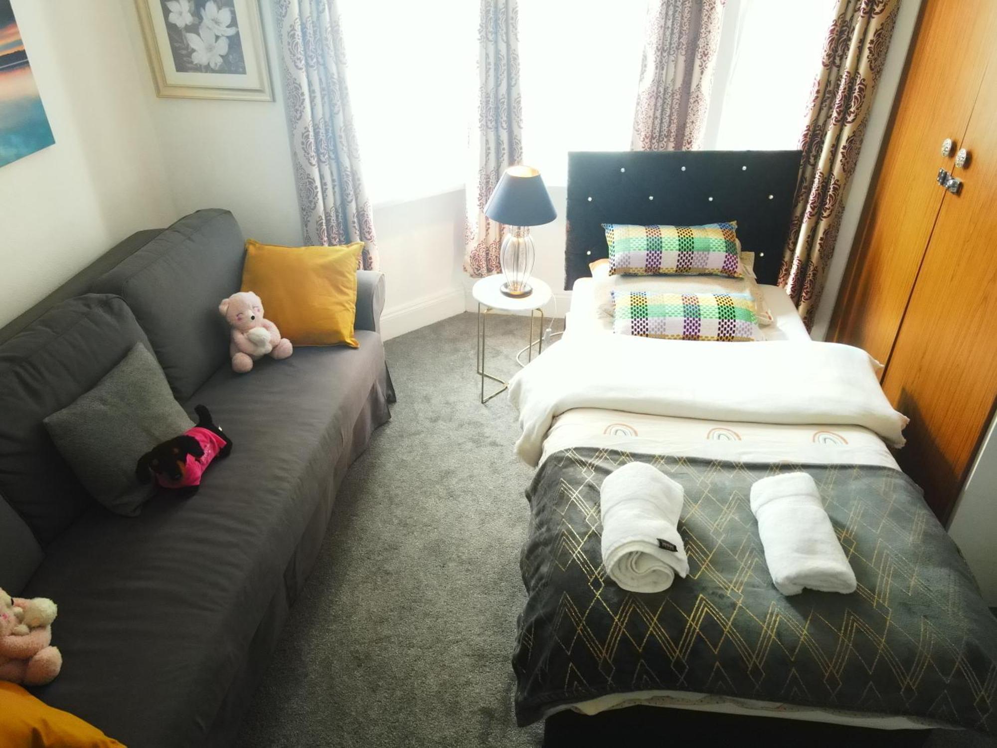 Service 2 Bed In South Wales Near Celtic Manor Icc Wales *
